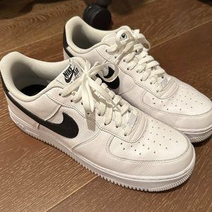Nike Air Force 1's White and Black excellent condition